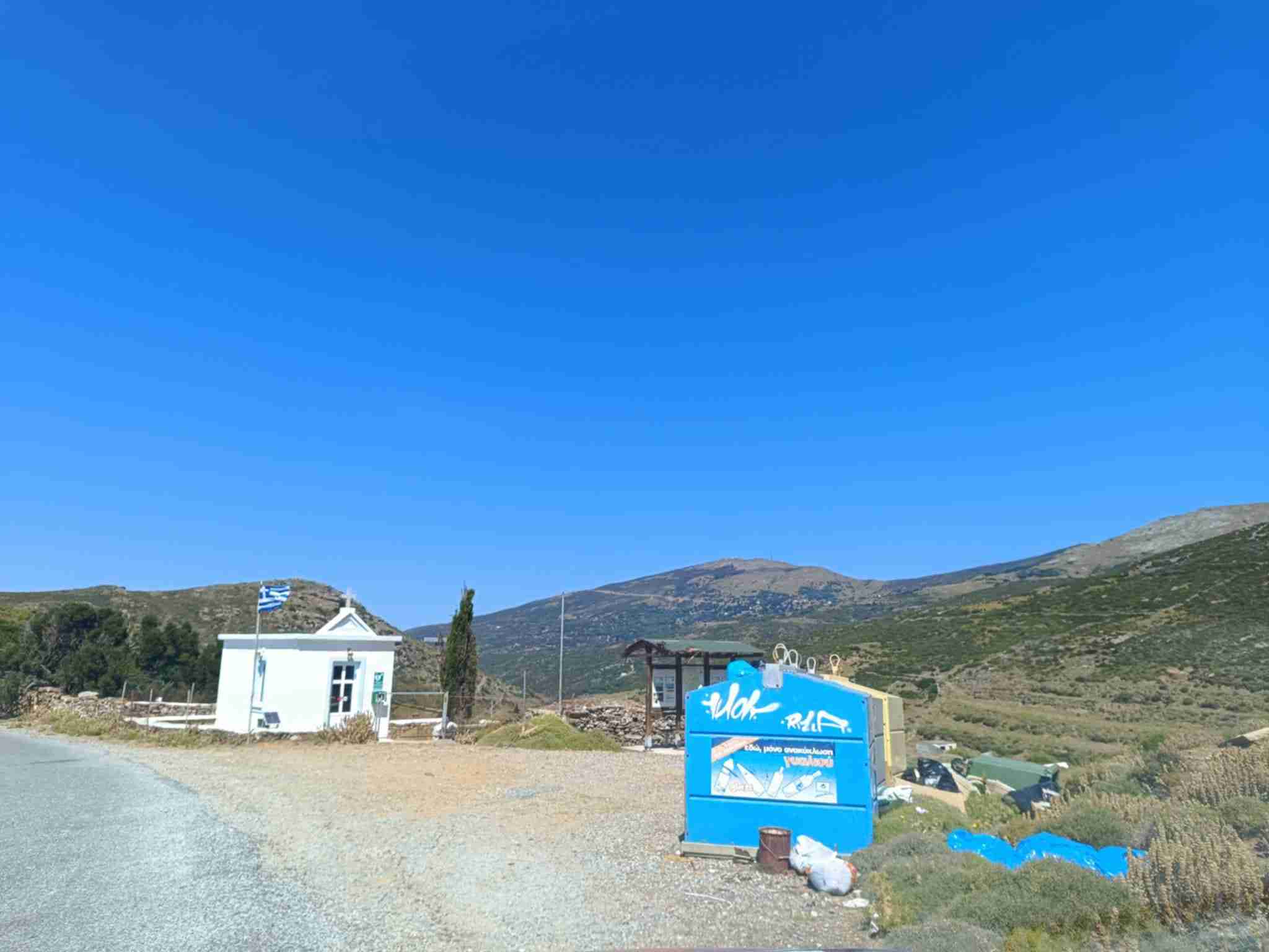 Κάδοι ανακύκλωσης στο Μακροτάνταλο Άνδρου