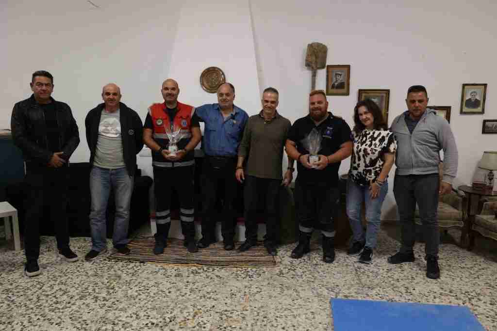 Ομάδα ανθρώπων σε εσωτερικό χώρο