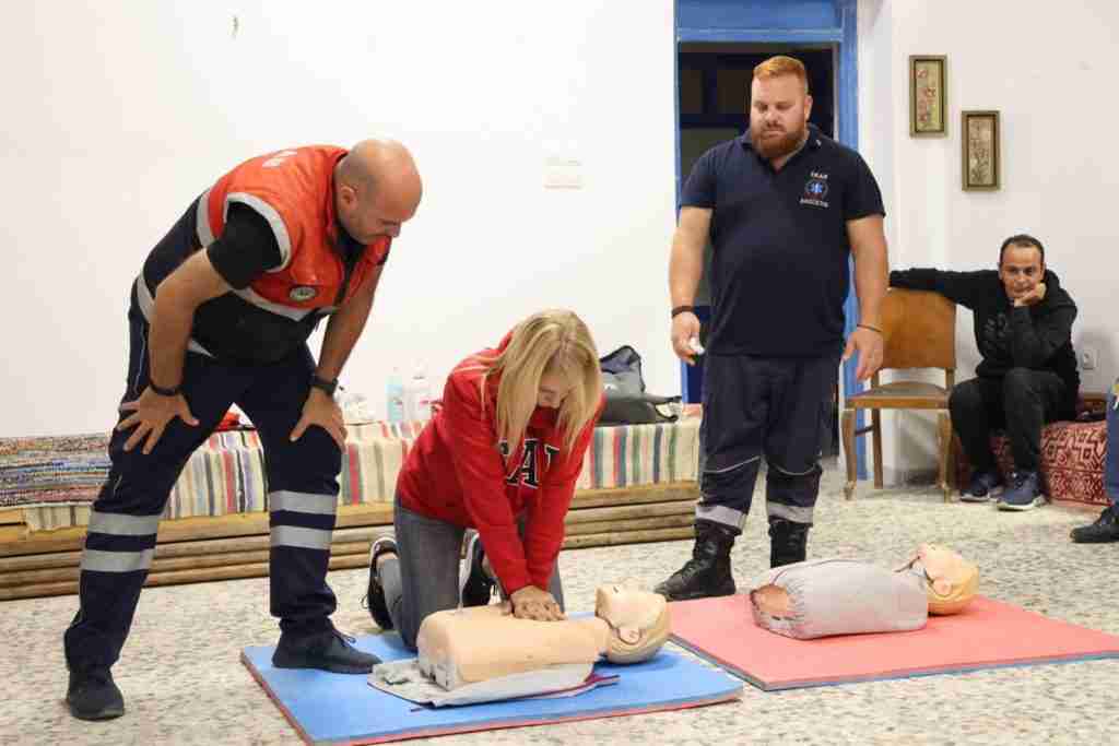 Εκπαίδευση πρώτων βοηθειών με κούκλες.