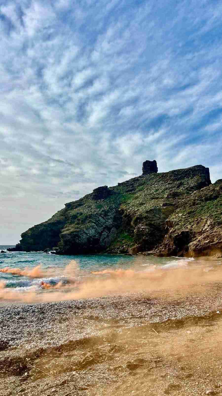 Παραλία με βράχους και κύματα
