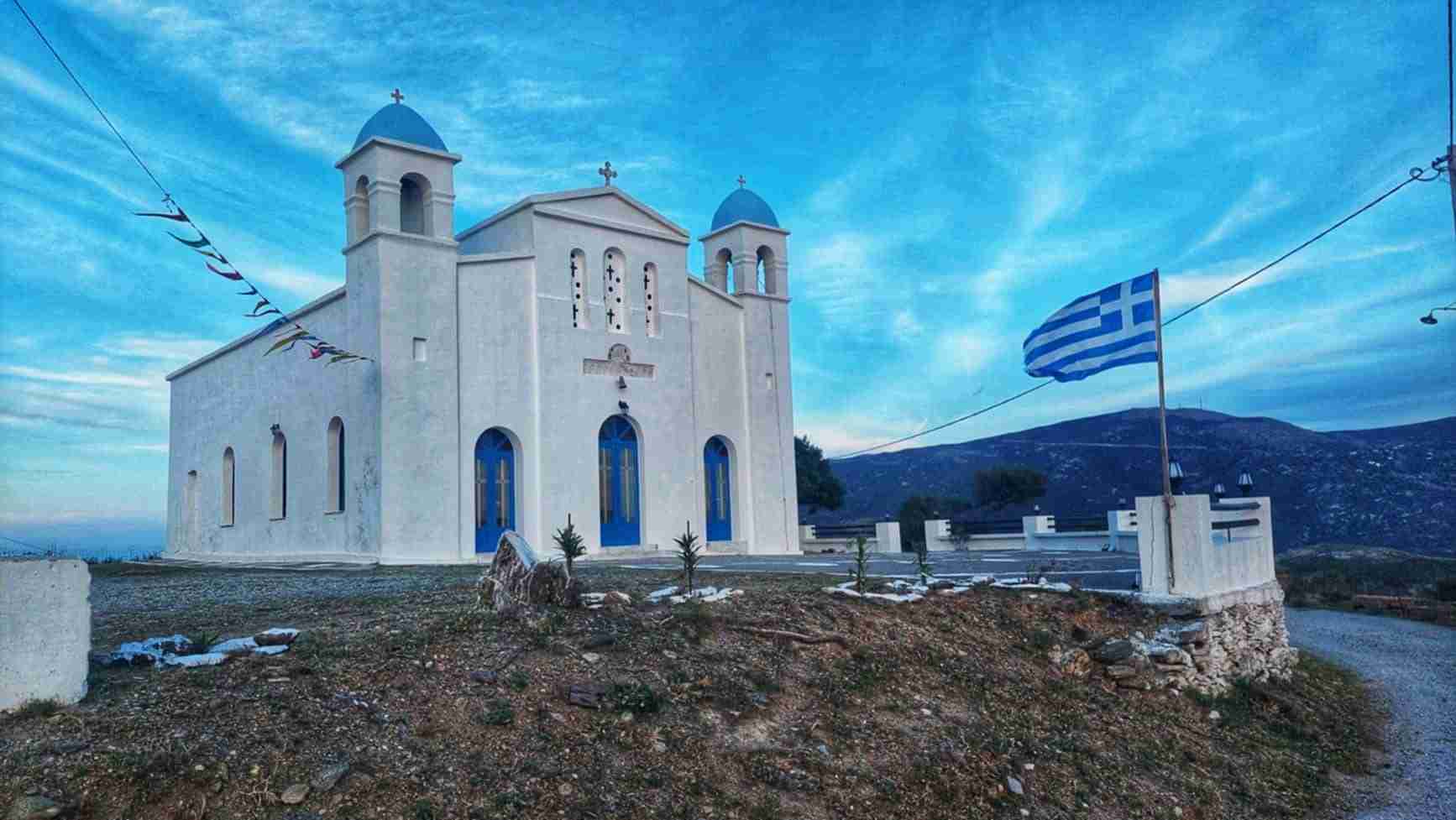 Εκκλησία με σημαία και μπλε ουρανό