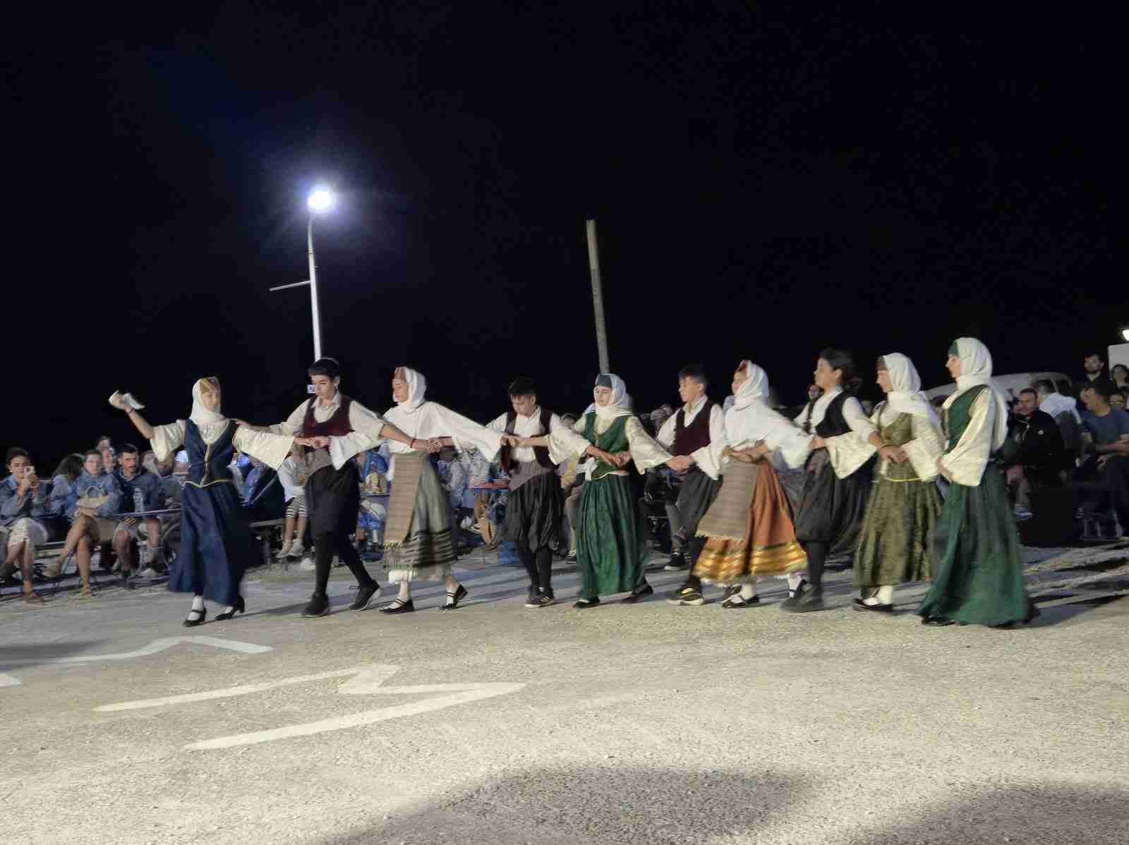 Παραδοσιακός χορός σε νύχτα
