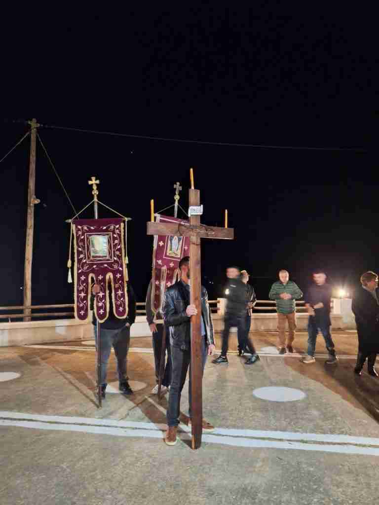 Άνθρωποι με σημαίες τη νύχτα