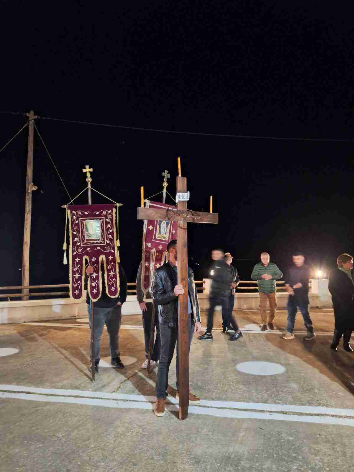 Άνθρωποι με σημαίες τη νύχτα