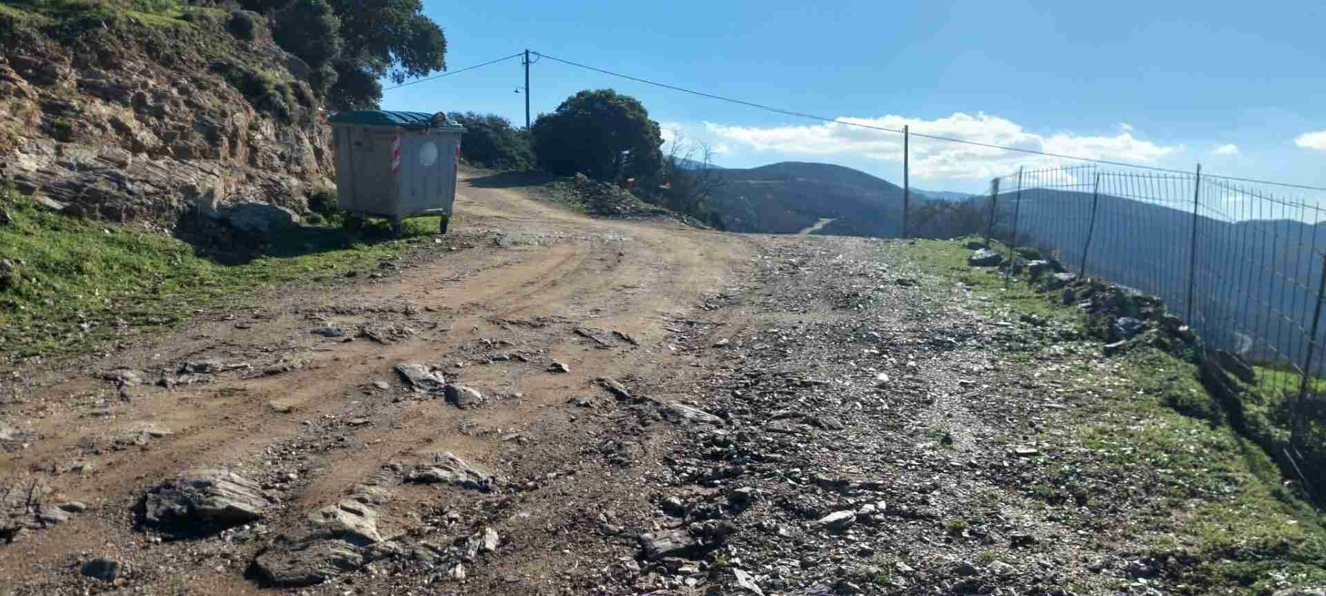 Αγροτικός δρόμος με κάδο απορριμμάτων