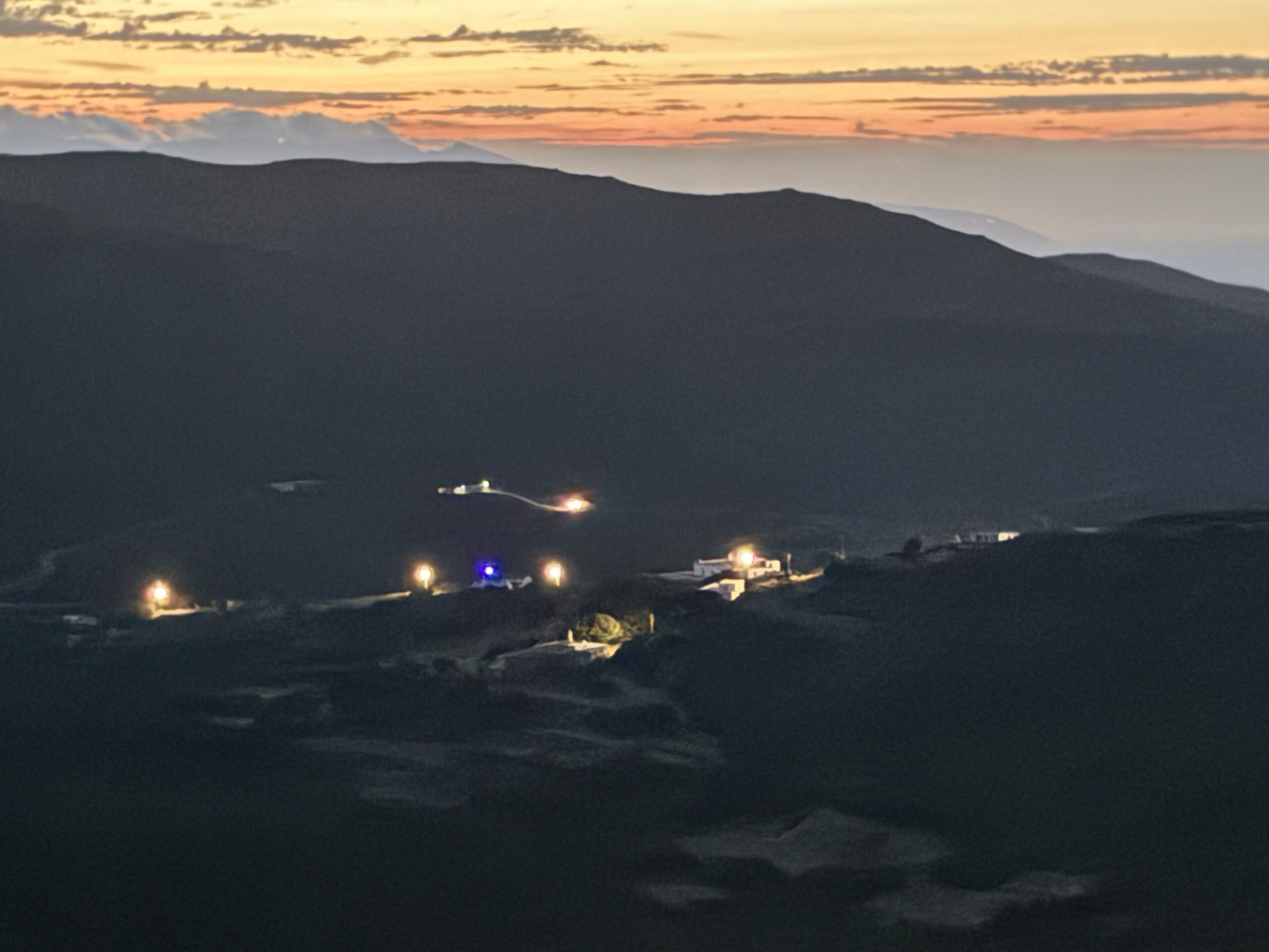 Φωτεινές κουκίδες σε σκοτεινό τοπίο