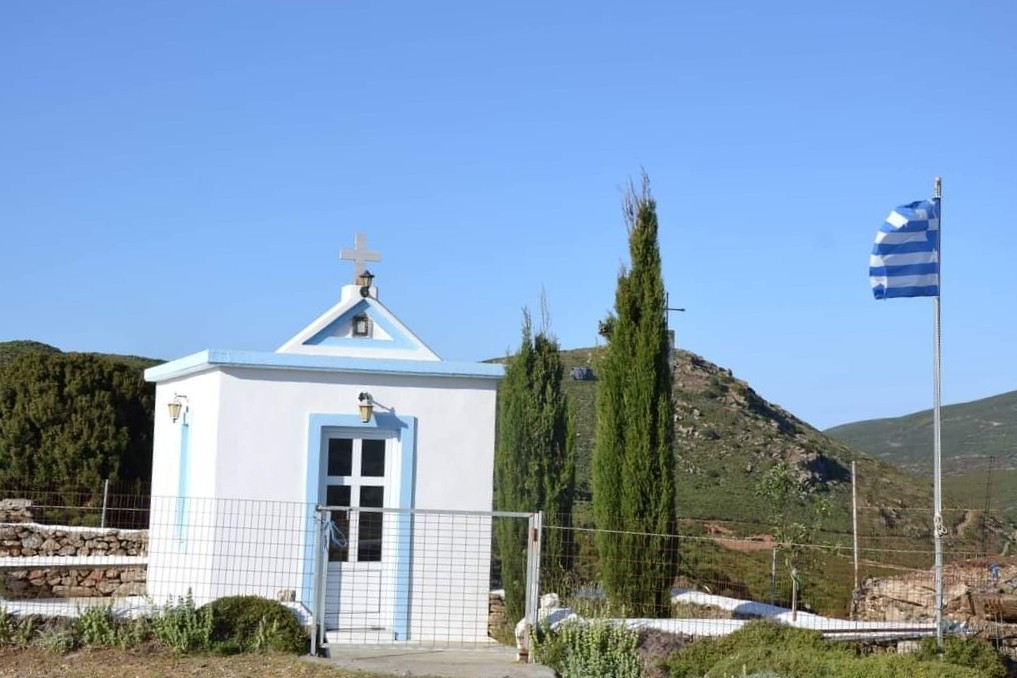 Μικρή εκκλησία με ελληνική σημαία